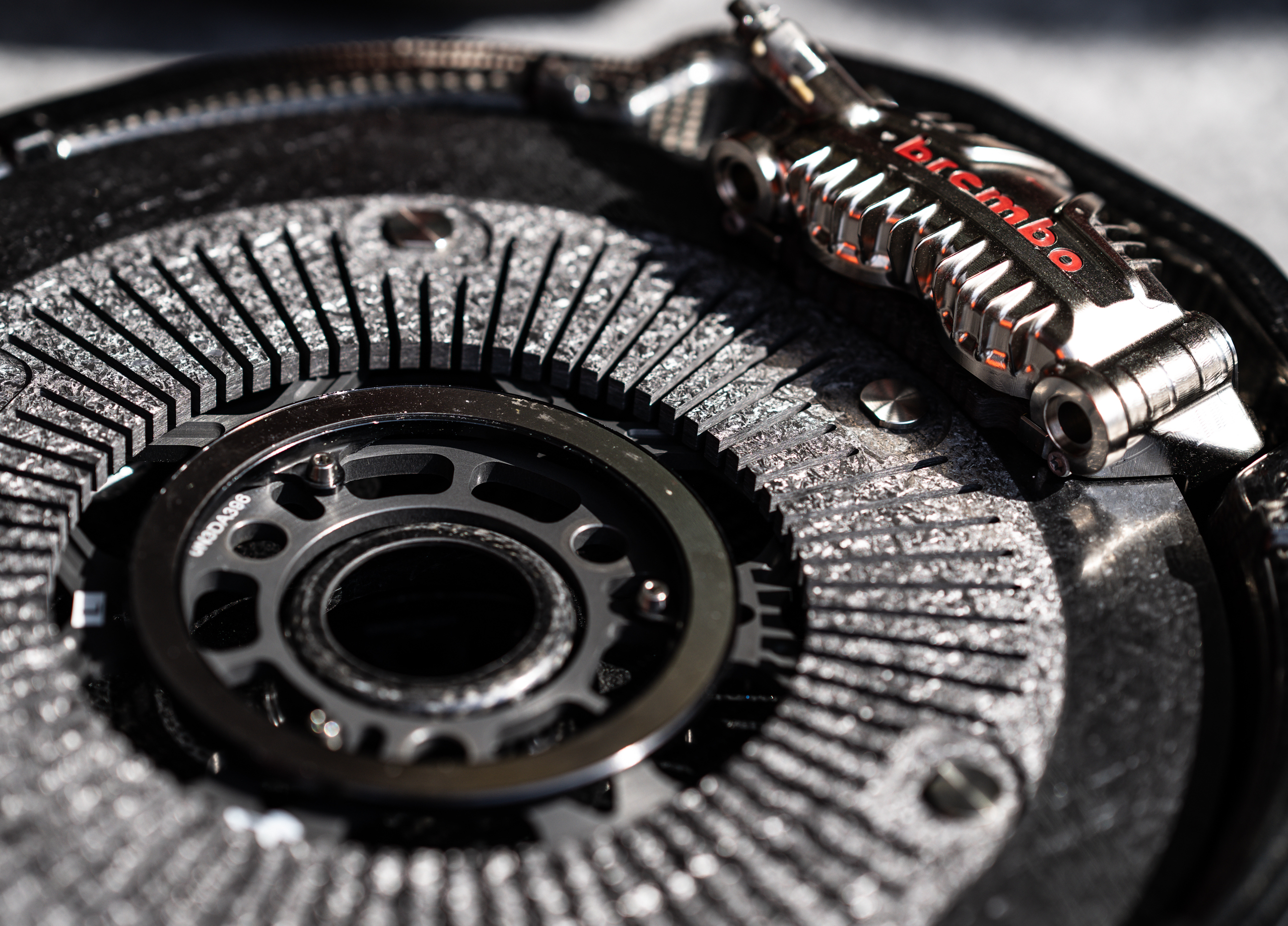 Brembo_high_mass_finned_disc_and_GP4_MotoGP[1].jpg