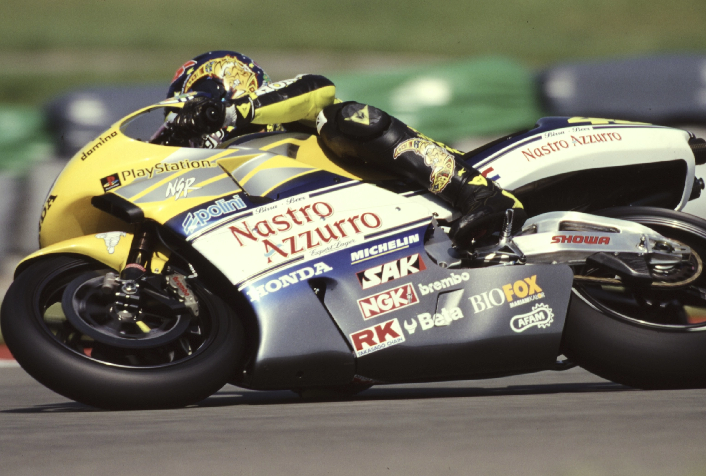 Valentino Rossi_Team Nastro Azzurro_Doninghton_2000_carbonio.jpg